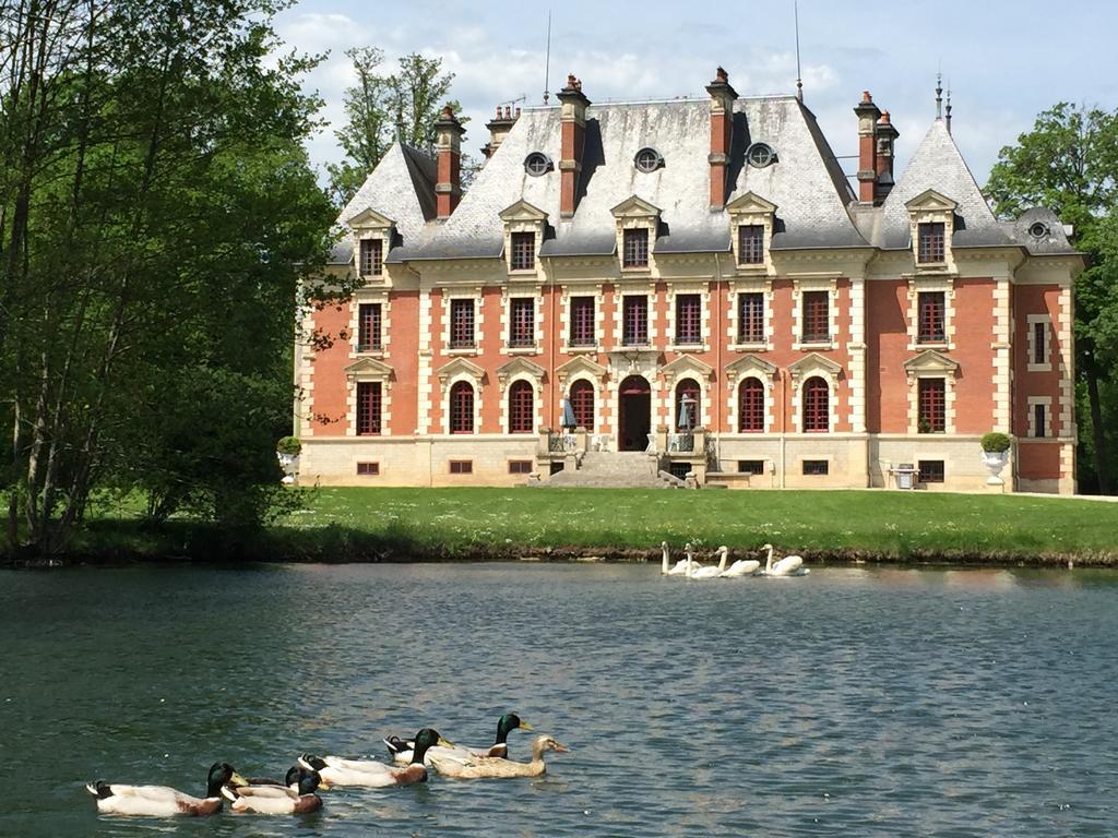 Chateau Du Breuil Bed & Breakfast Gevrolles Екстериор снимка